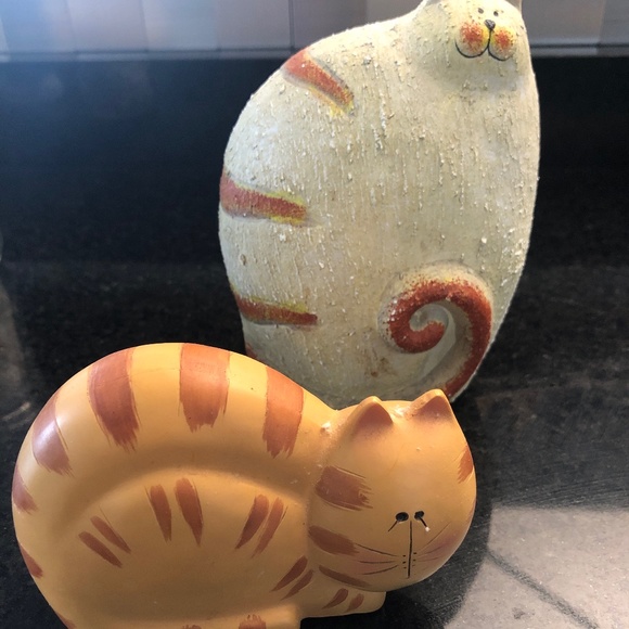 Pottery and resin cat cousins - Picture 1 of 6